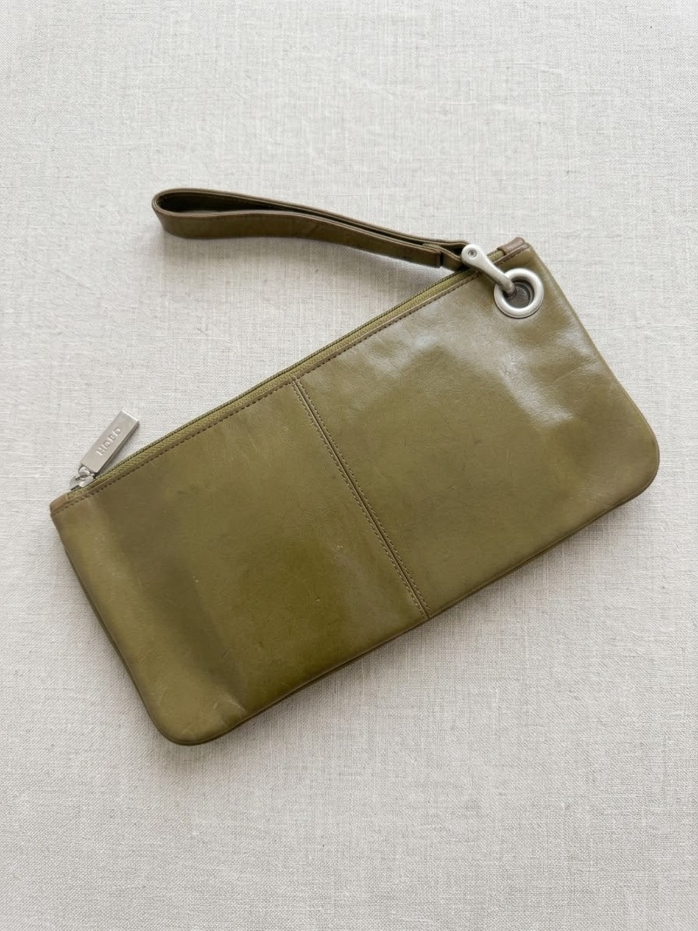 HOBO INTERNATIONAL Vintage Olive Green Leather Grommet Wristlet Clutch 🫒